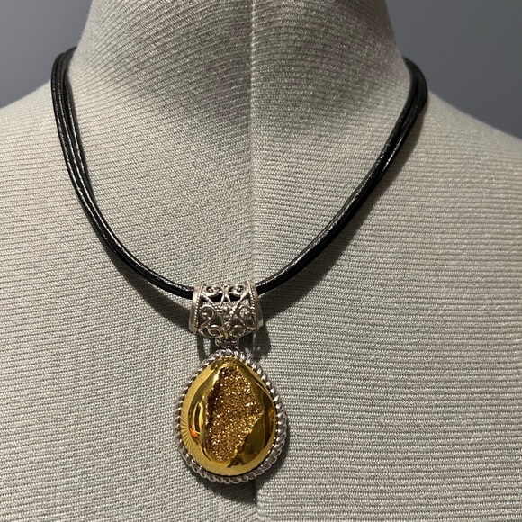 Fashion Jewelry Gold Tone Jewelry Lot Necklaces Bracelets Earrings Brooches Set - Picture 13 of 13